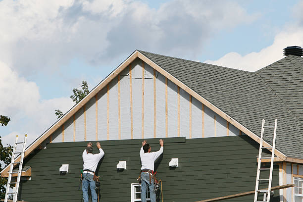 Professional Vinyl Siding technician working in North Lawrence, OH